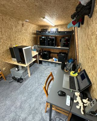 Moje druhá, domácí dílna, dostává finální vzhled 👏 Dnes jsem s @3d_kuba přidělal stůl na SLA tiskárnu a můžeme dílnu...